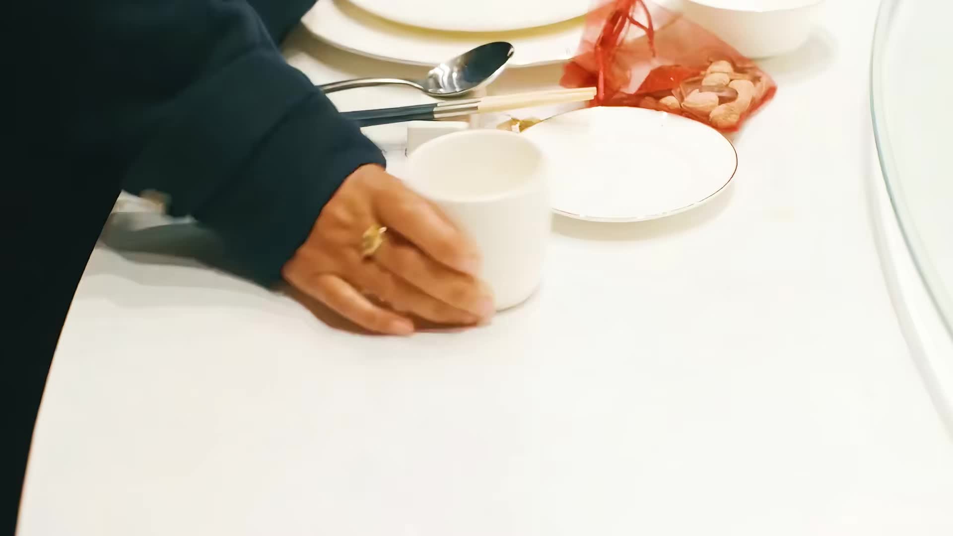 贪心大妈假装人家亲戚在婚宴上蹭吃蹭喝，结果悲催了