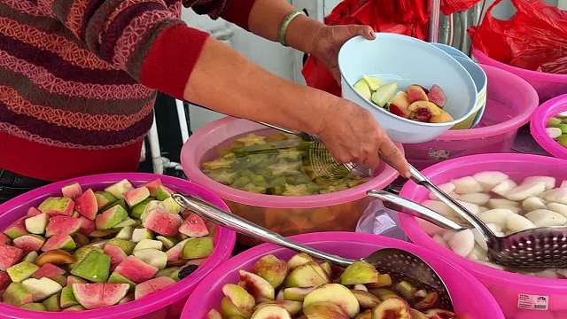 漳州街头梅汁水果 直接实现水果自由