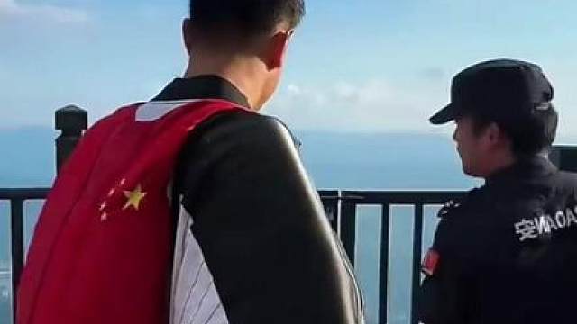 中国翼装运动员太帅了，引得周围小姑娘一阵尖叫！