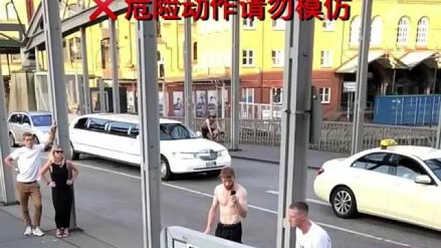 50岁跑酷老汉大桥起跳，精准跳上木桩！