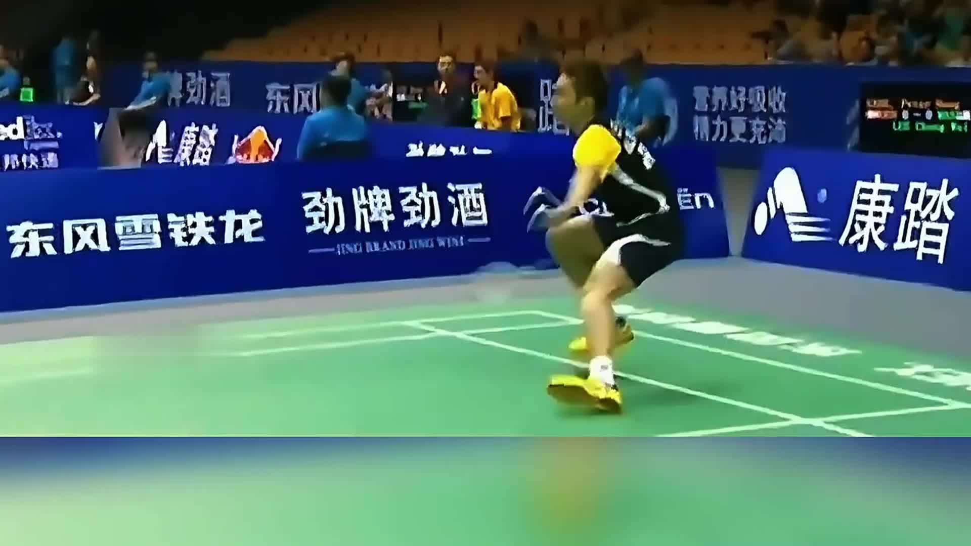 看着都疼！如何避免这两个最容易受伤的动作，羽毛球爱好者比看！