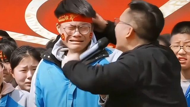 “双手举过头顶”