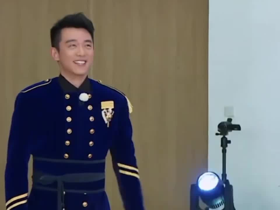 郑恺演唱魔笛，那腔调宛如老鸭嘎嘎叫般逗趣。