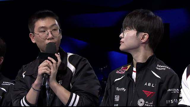 【LCK季前赛】Ruler：我觉得我头发长长了 你觉得呢Faker / Faker：好像是长长了一点呢，看起来是浇了很多水 / Ruler：我要告你了 Faker：对不起，我道歉 ​​​​ ​​​