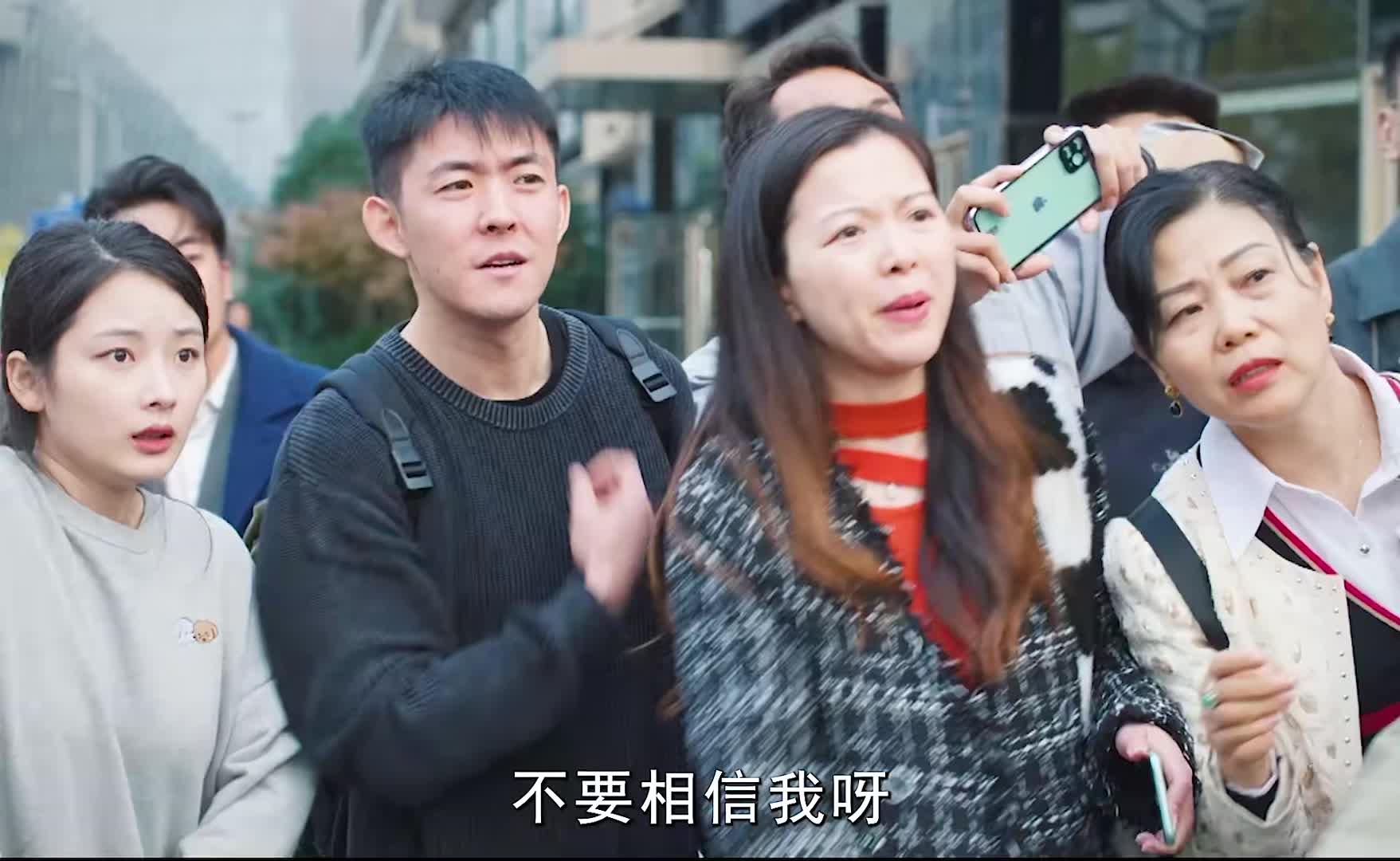 女人开车遭遇大爷碰瓷，最后却是自己的死对头出面相救！