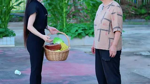 一个人不管有再高的成就，当他不懂得孝顺，不懂得感恩自己的父母，那就是没良心