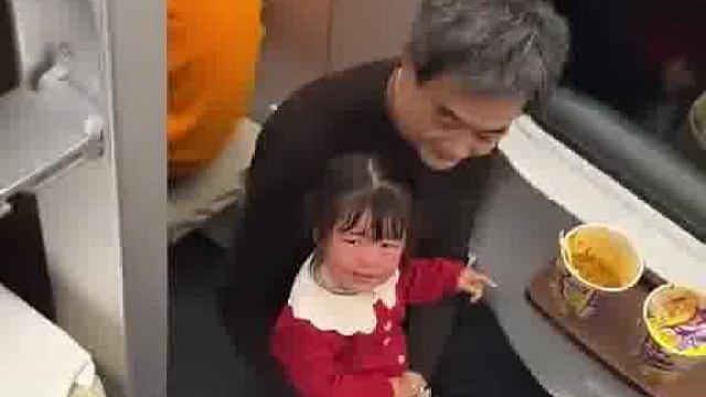 女生坐车遇到哭泣的小女生 直接使出“必杀技”看镜头