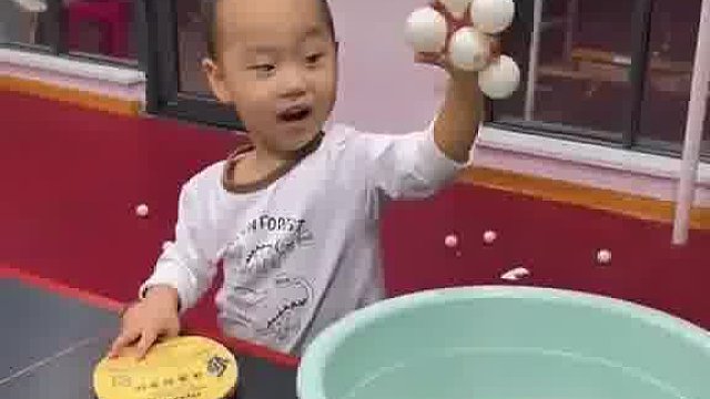 “乒乓小将”单手抓五个乒乓球训练，年龄像5年的，球龄像10年的。