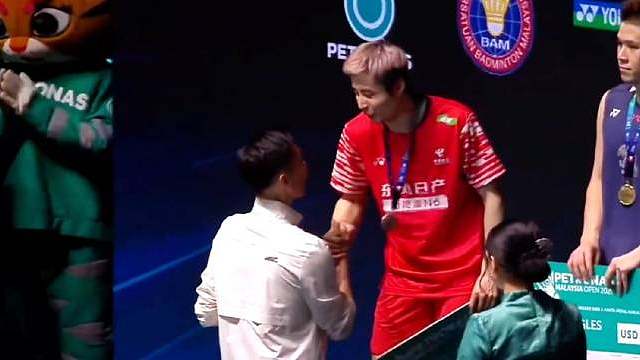 李宗伟来颁奖啦。 马来西亚公开赛男单颁奖仪式，李宗伟来给冠亚军颁奖啦。现场观众齐声喊『李宗伟』 石宇奇打到第二局因伤退赛，昆拉武特获得冠军。换衣服的时候，能看到肩膀上厚厚的肌贴，石头辛苦啦。下一个赛场再见。 ​​​