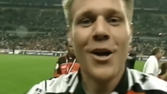 球场上的意外瞬间：明星签名后的淡定神情#篮球