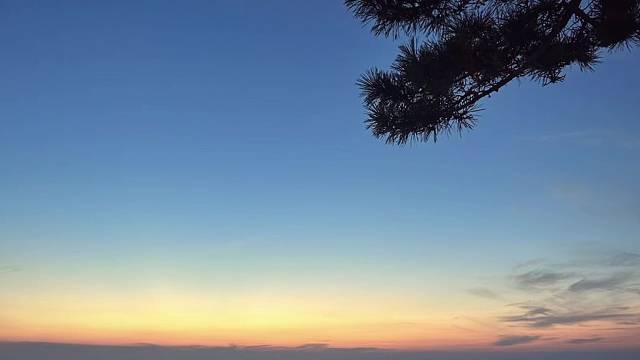 追着日落看星星