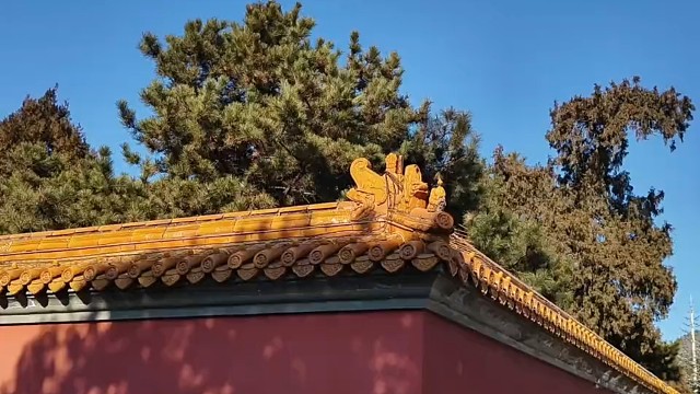 古堞檐飞吞朔雪苍松苔卧阅边尘