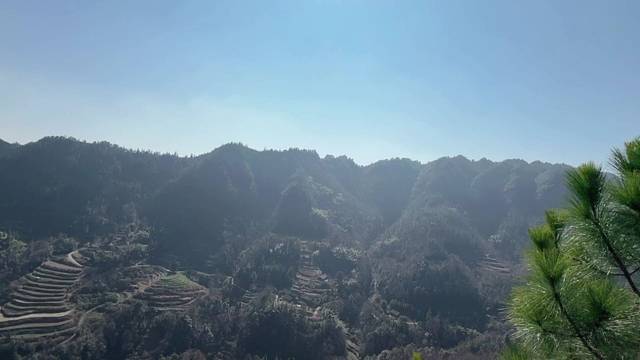 站在山顶大石头看下去的风景