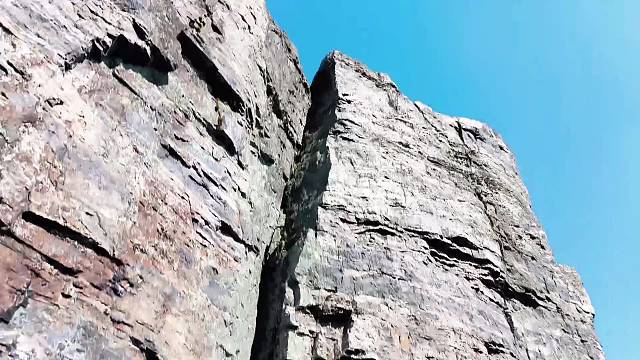 登上山顶大石头