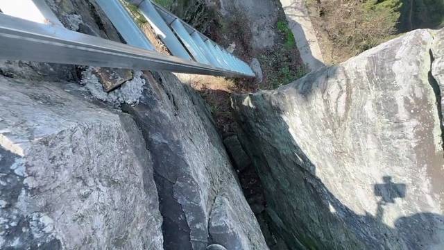 站在石顶俯视山里的房子