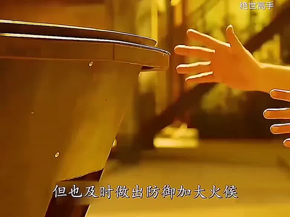 老范只是把几颗黄豆丢进锅里没想到看似轻松其实内力深厚的差点把铁锅射穿