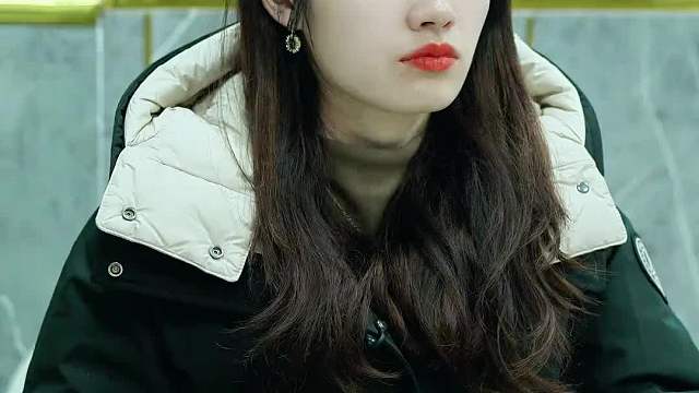 既要占你的便宜，又要贬低你，这样的朋友不交也罢