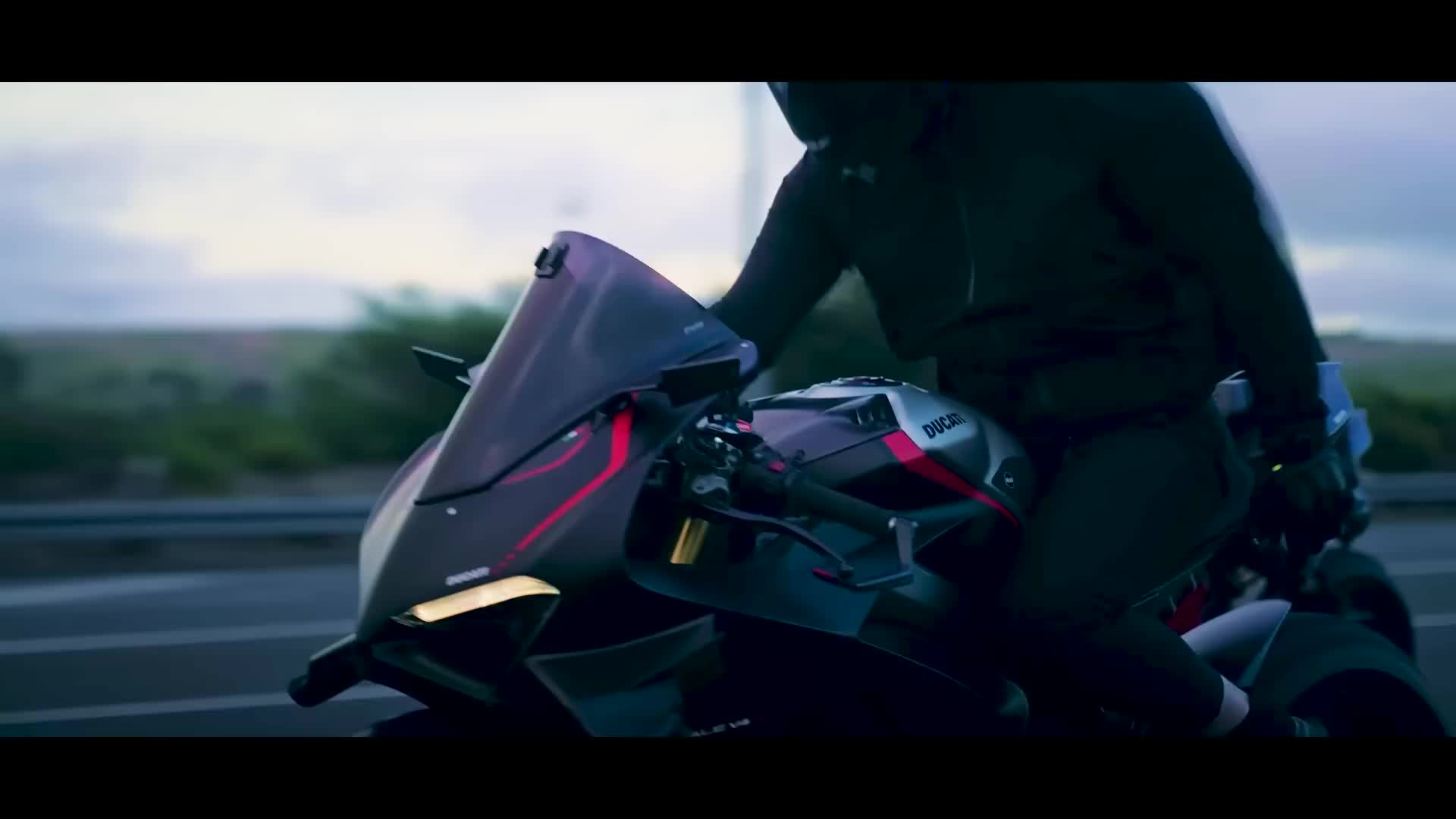 20260113 夜间骑行 - Aprilia RSV4 和 Panigale V4R（特邀 Evi