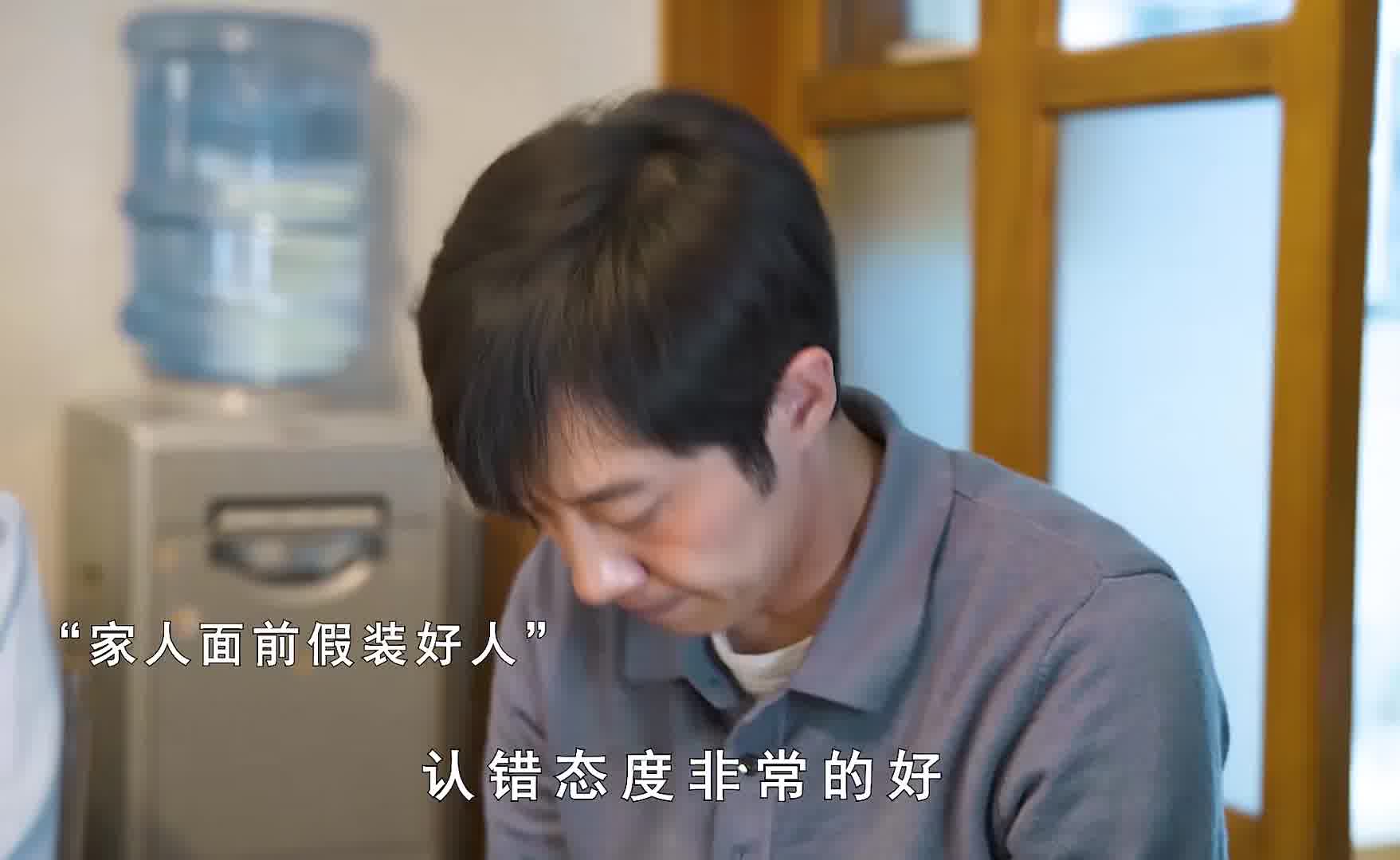 丈夫怀疑妻子和同事，竟然当街家暴还要用硫酸泼她脸，太可怕了！