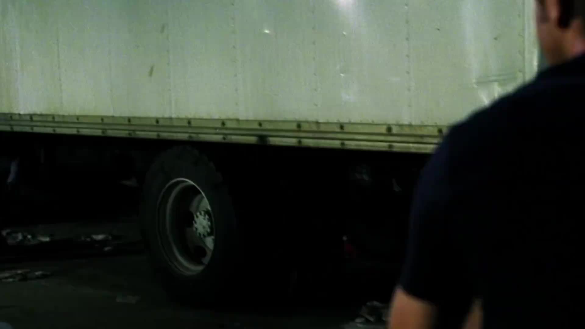 丧尸病毒突然爆发，超市成为人类的避难所