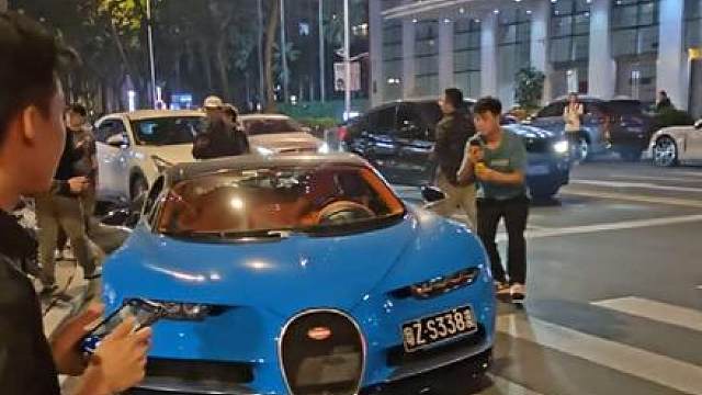 小小酷哥抛下布加迪赤龙，骑着电动车九号潇洒离开，布加迪赤龙瞬间黯然失色