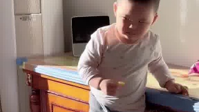 爸爸带娃主打一个随心所欲，父亲用玩具打儿子，儿子表情亮了