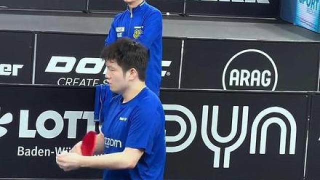 樊振东热身训练打得嗷嗷叫！教练王志在旁看得嘴角上扬！