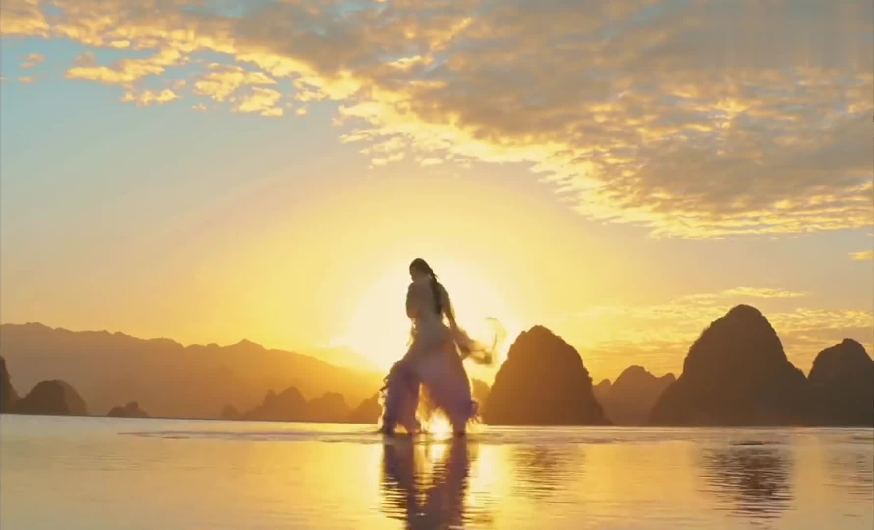 我与黄昏皆过客，你携秋月揽星河  一朵大左左