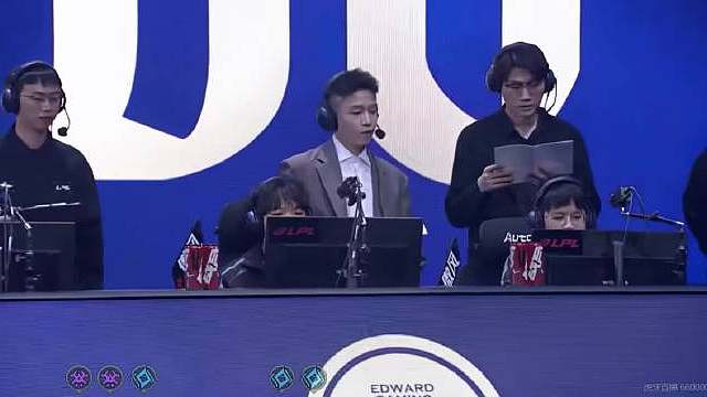 隔壁HLE和T1打得如火如荼，Gumayusi首局超神带队先下一城，第二局Faker塞拉斯主宰比赛扳平比分，决胜局T1也快赢了。这边WE迎来第一个赛点局，航班延误的EDG厂长登场，这也是他回到EDG的首秀777帅的！！ ​​​