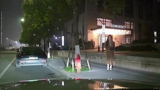 走过来的一瞬间还有点像QQ