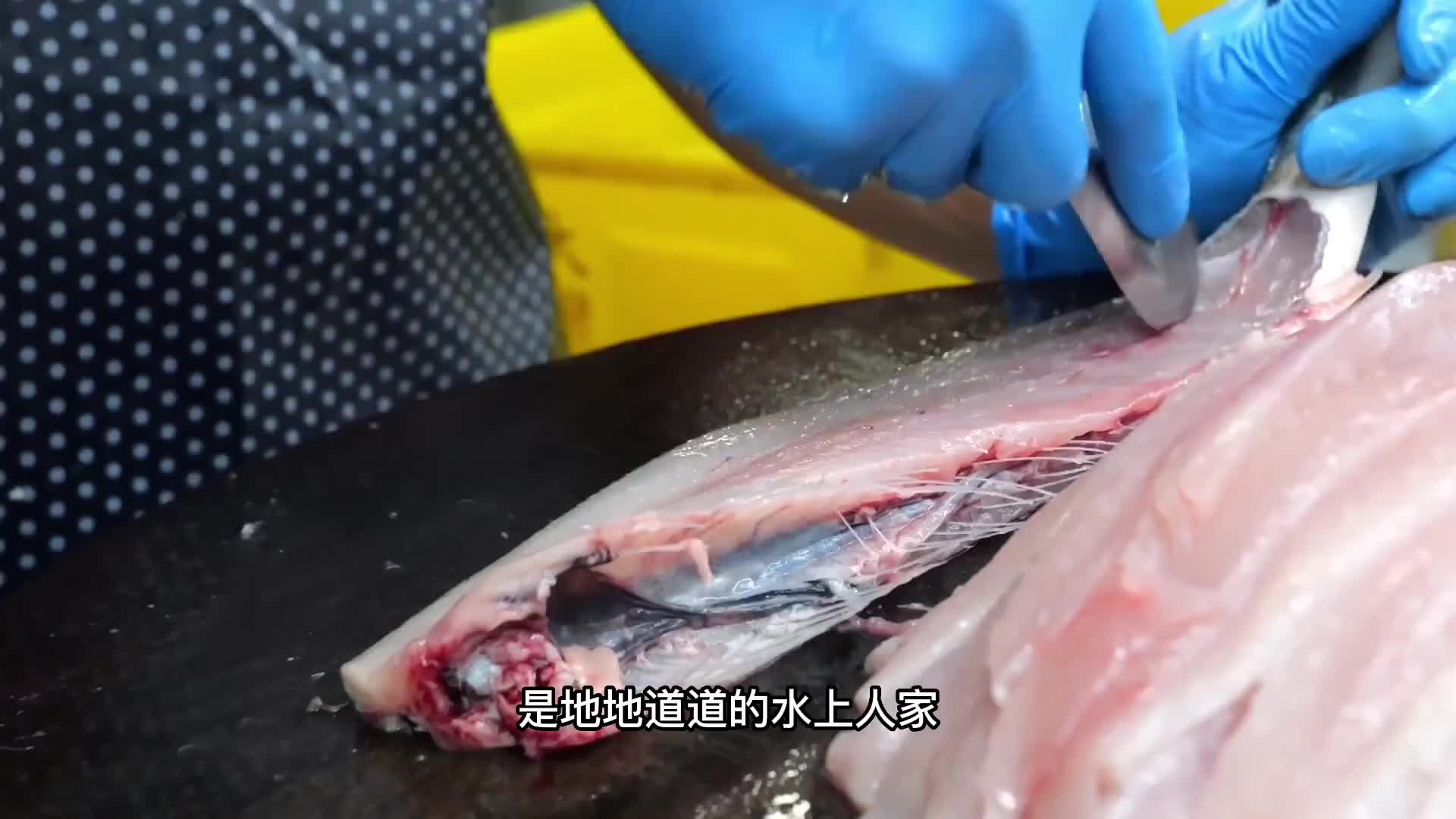 处理一条虱目鱼只需要一分钟，特别是鱼肚最受欢迎。
