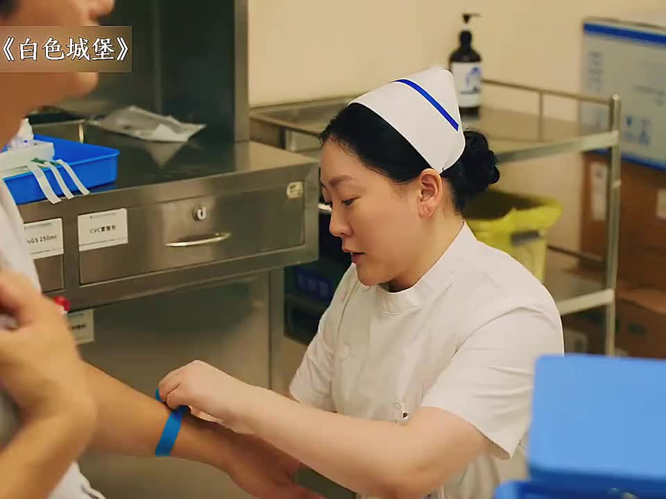 过敏致脸肿如悲伤蛙，医生仍坚守手术台！