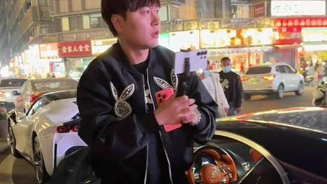 网红高富帅小小小酷哥开着行走的半个亿布加迪赤龙空降成都街头，这场面难得一见好多人围观拍照