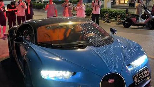 小小酷开布加迪赤龙来打卡成都直播了，全场最佳焦点，粉丝们都过来围观，路过的俩位小姐姐也忍不住拍照了！