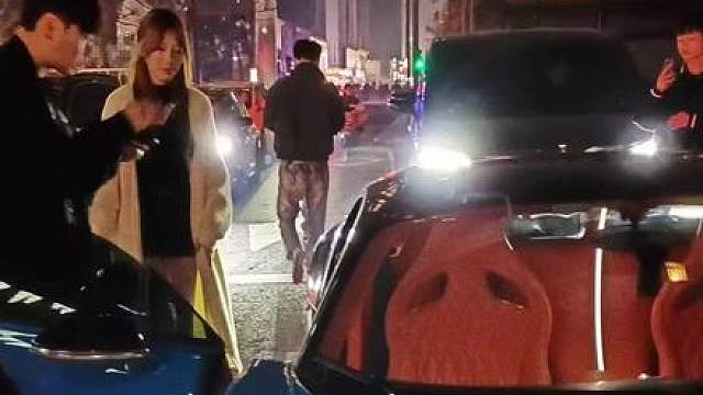 小小酷哥亲自为大长腿美女校花开车门，能够坐上布加迪副驾的美女，颜值和身材永远都不会让人失望！