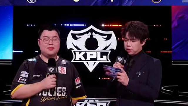 狼队比赛当天，小胖打巅峰赛撞车韩涵。