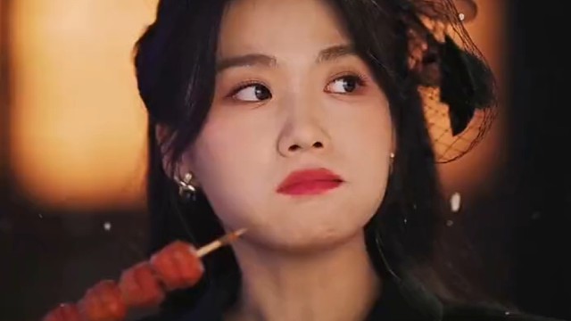 别人玩剧本杀都是找线索，女主全在吃上面 #神仙剪刀手  #轧戏