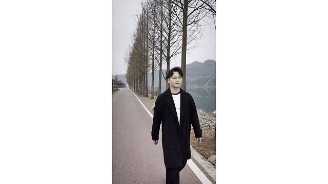 且行且看且从容，且停且忘且随风。