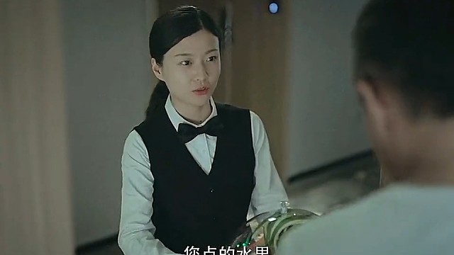 丈夫出轨被抓现行，妻子不哭不闹，果断离婚