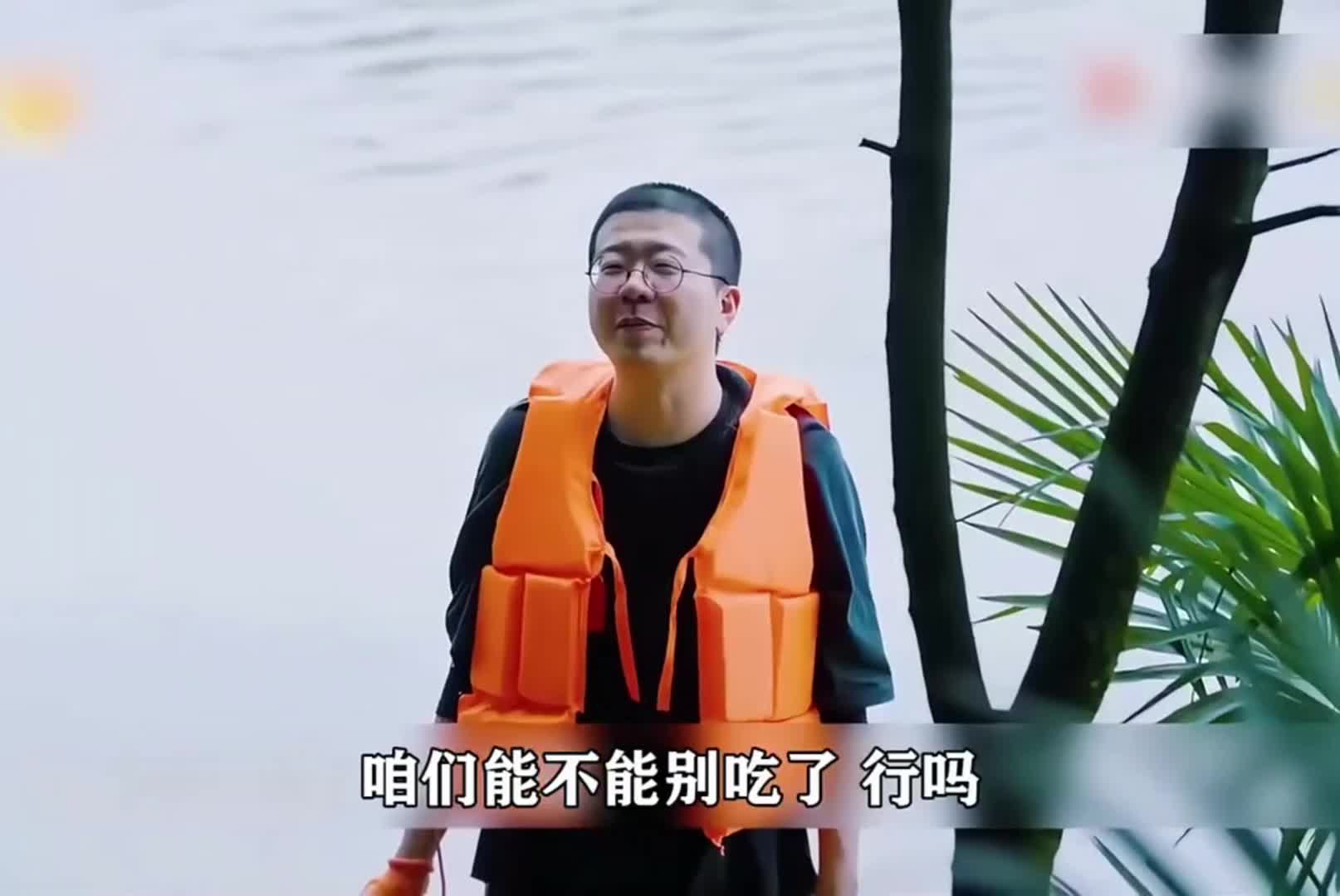 陈赫和李诞激动地拍照留念