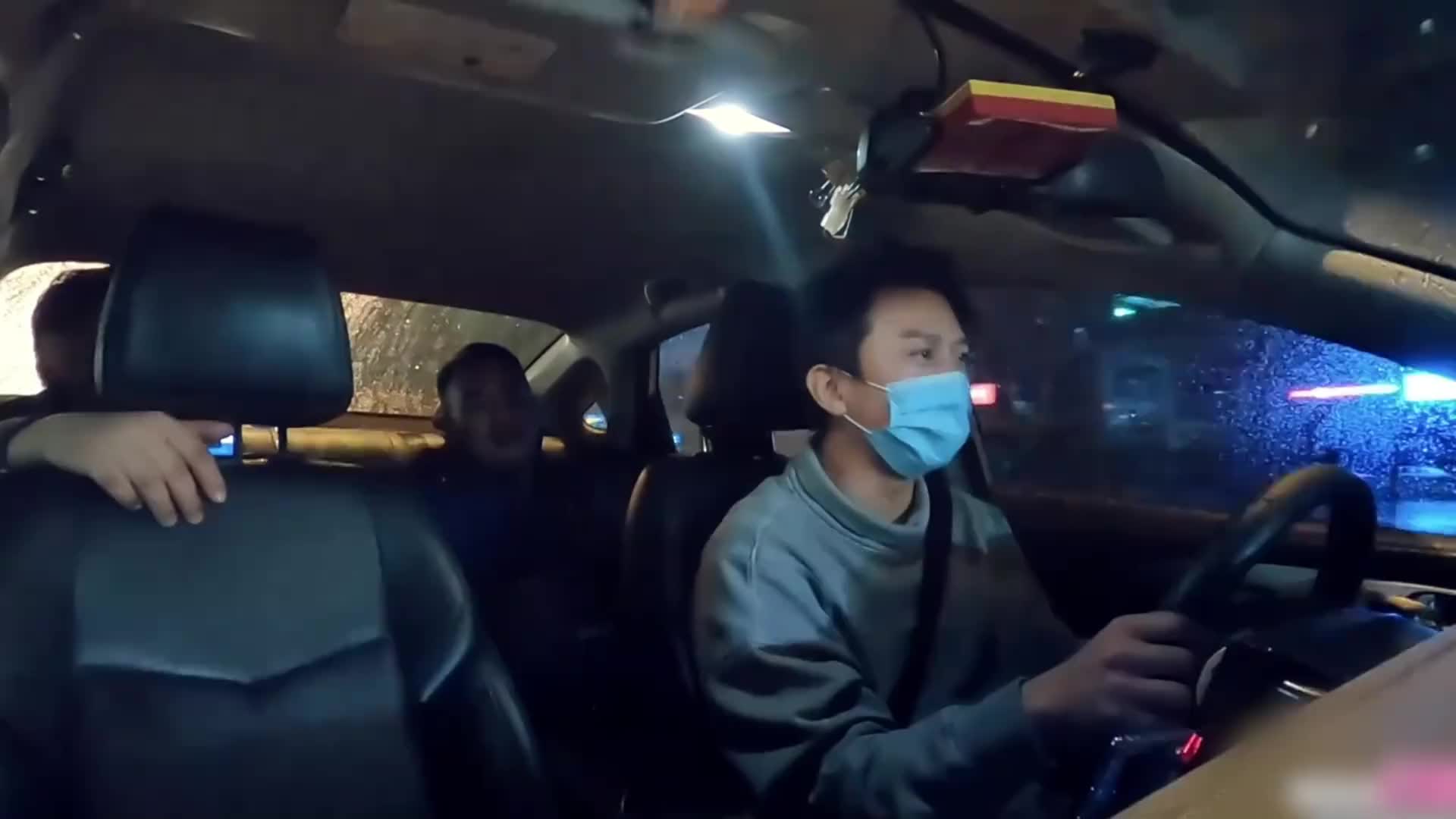 没想到邓超第一天开出租车，差点被当三等功抓走