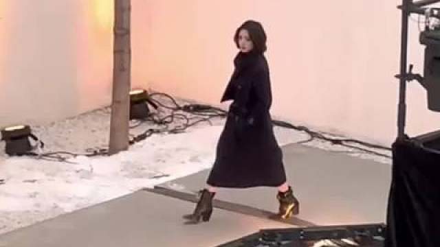 黑大衣一穿，权威感扑面而来！ 短发造型利落又有范儿，赵今麦瞬间切换严厉妈咪模式，这反差表现力绝了！ 