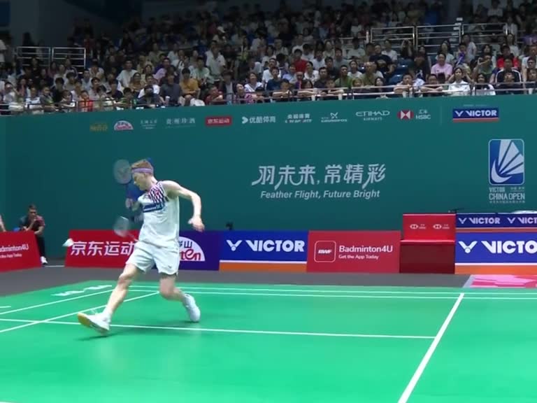 安东森被误判，对着裁判怒吼咆哮，比赛胜利后更是漏出大长腿嘲讽