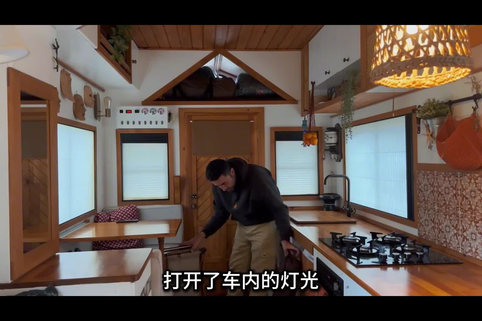 第1集：男人将货车改造成豪华房车，带妻子环球旅行，车到哪家就在哪