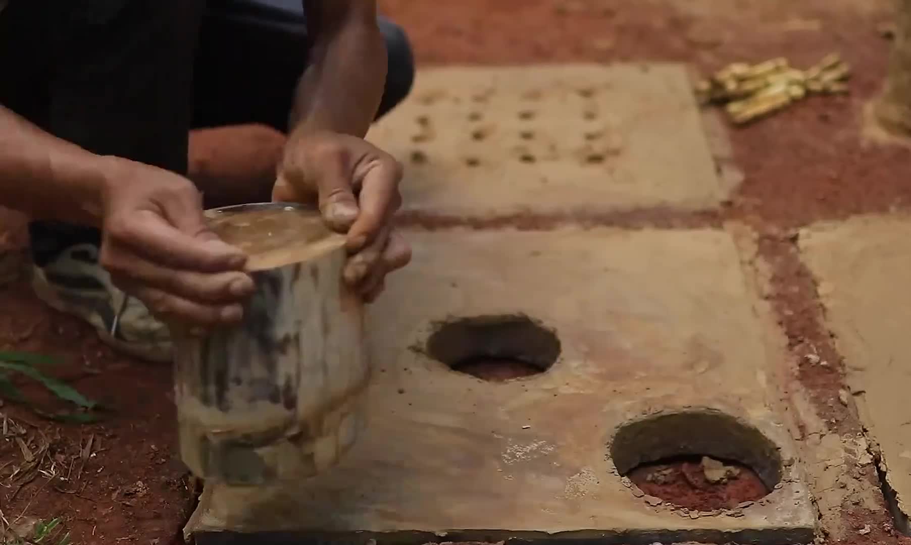 两个月前阿伟为了贴近自然在荒野建造了一所庇护所 (1)