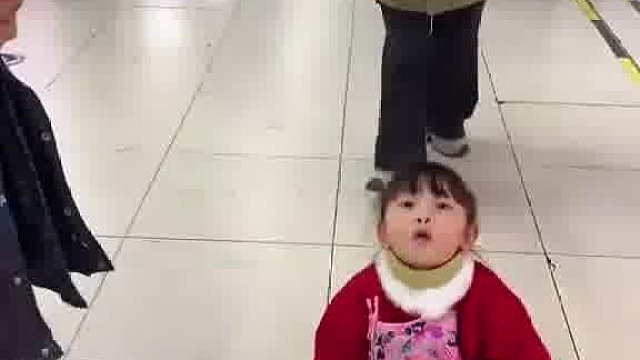 萌娃突然想喝奶茶，还专门演了一段，社恐妈妈赶紧抱走