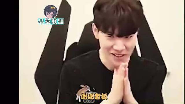 Shy哥时隔多日开播，粉丝狂刷礼物！ Theshy：老板还在啊谢谢礼物，不用送礼物我还是有钱的，中文