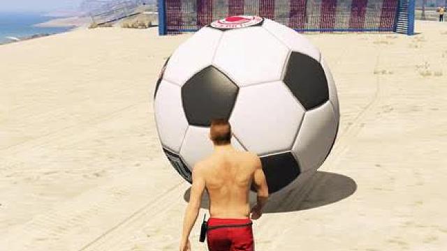 真男人试图踢10倍大小的足球。猪表示不服