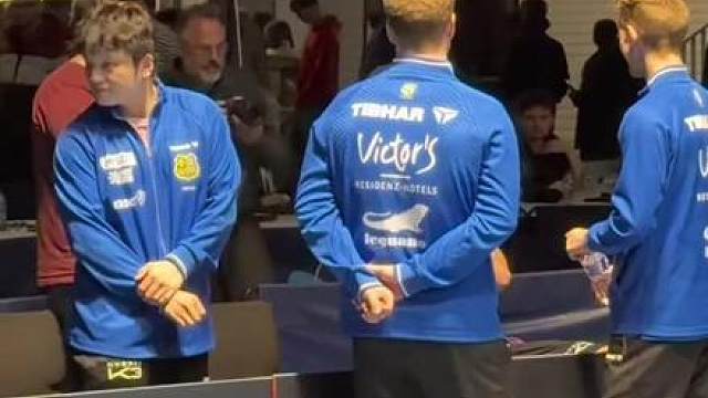 1月22日是樊振东生日，球迷在法国比赛现场提前送祝福 东东抿嘴点头害羞回应