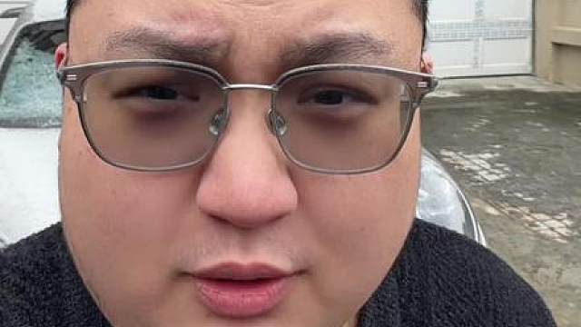 王者荣耀策划你看，下雪了，最高段数也来到了300段，我知道你爱面子，段数系统没法再改回去了，我教你，你改个分路英雄战力榜，分路总战力榜，全分路战力榜，不光代表了技术还能增加你用户的活跃，当个事办儿，策划！